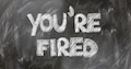 Bild på en skrivtavla med orden You're fired